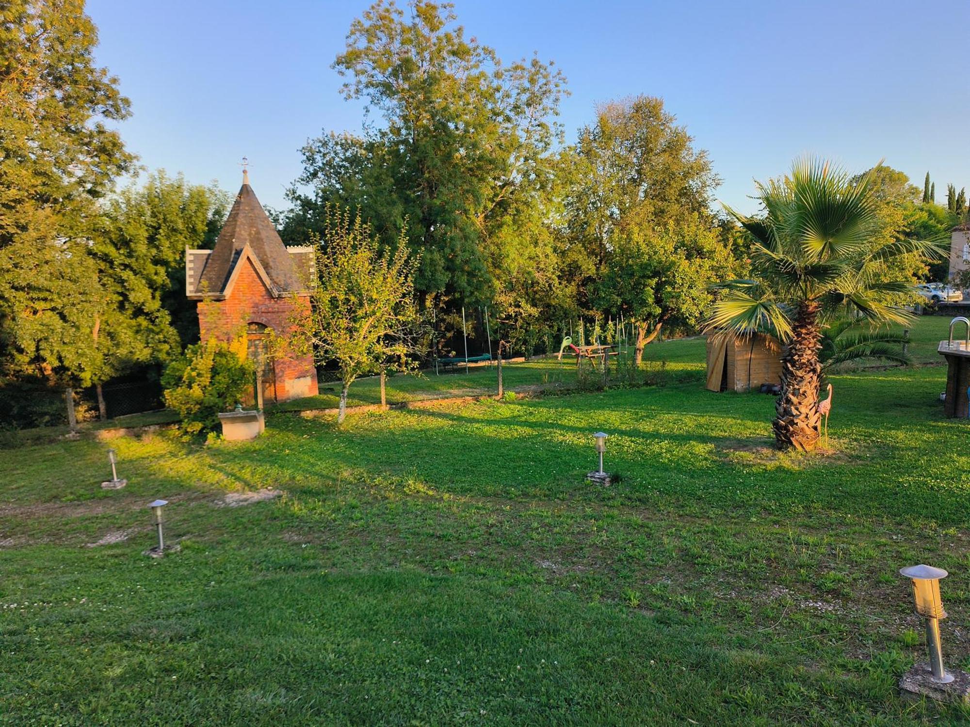 Bed and Breakfast Vegetal Jungle Blaye-Les-Mines Exterior foto